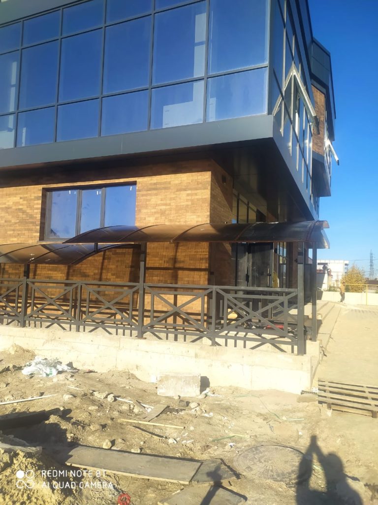Устройство каркаса и обшивка поликарбонатом приямка, фото 9 — металлоконструкции, ООО «Спецстрой», Симферополь